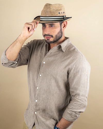 Sombrero estilo panamá de ala corta hecho de hojas de palma