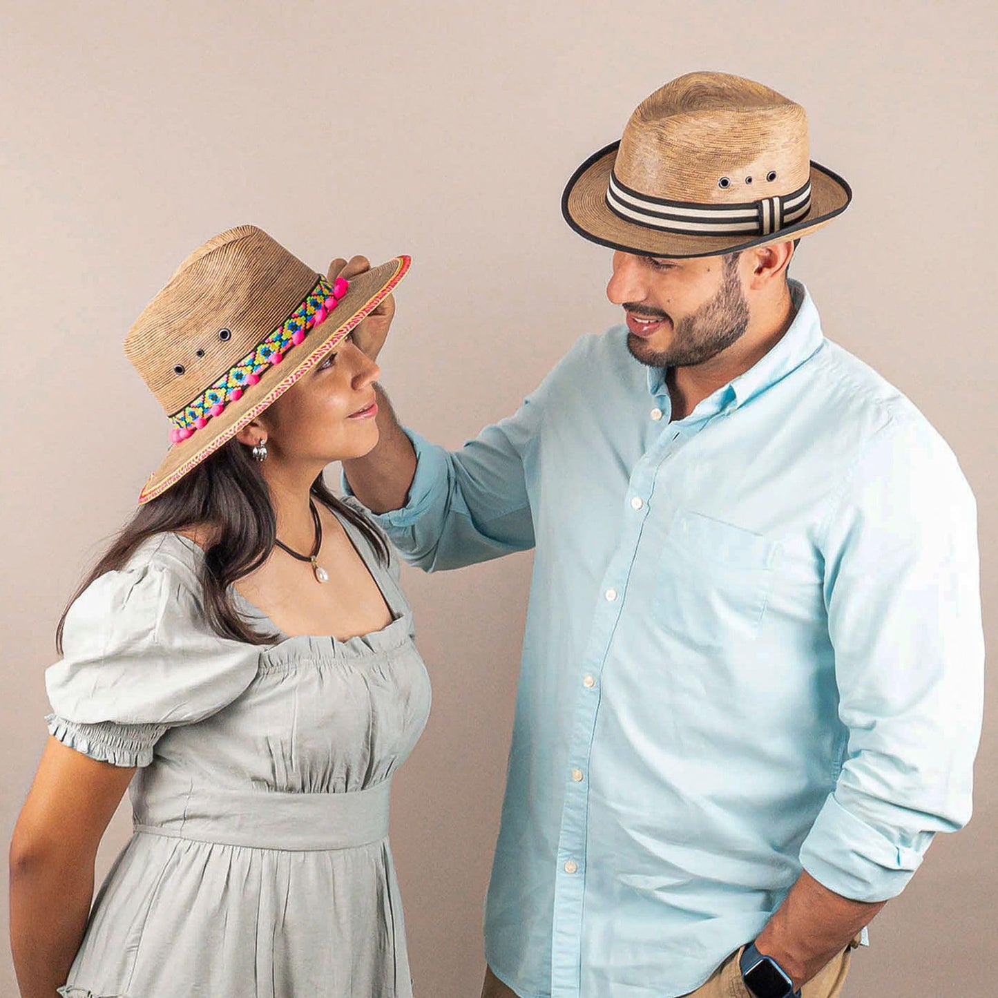 Sombrero estilo panamá de ala corta hecho de hojas de palma