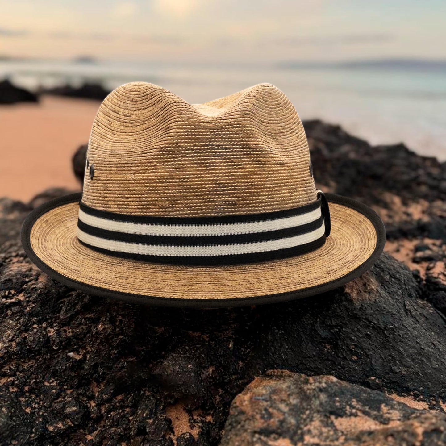 Sombrero estilo panamá de ala corta hecho de hojas de palma