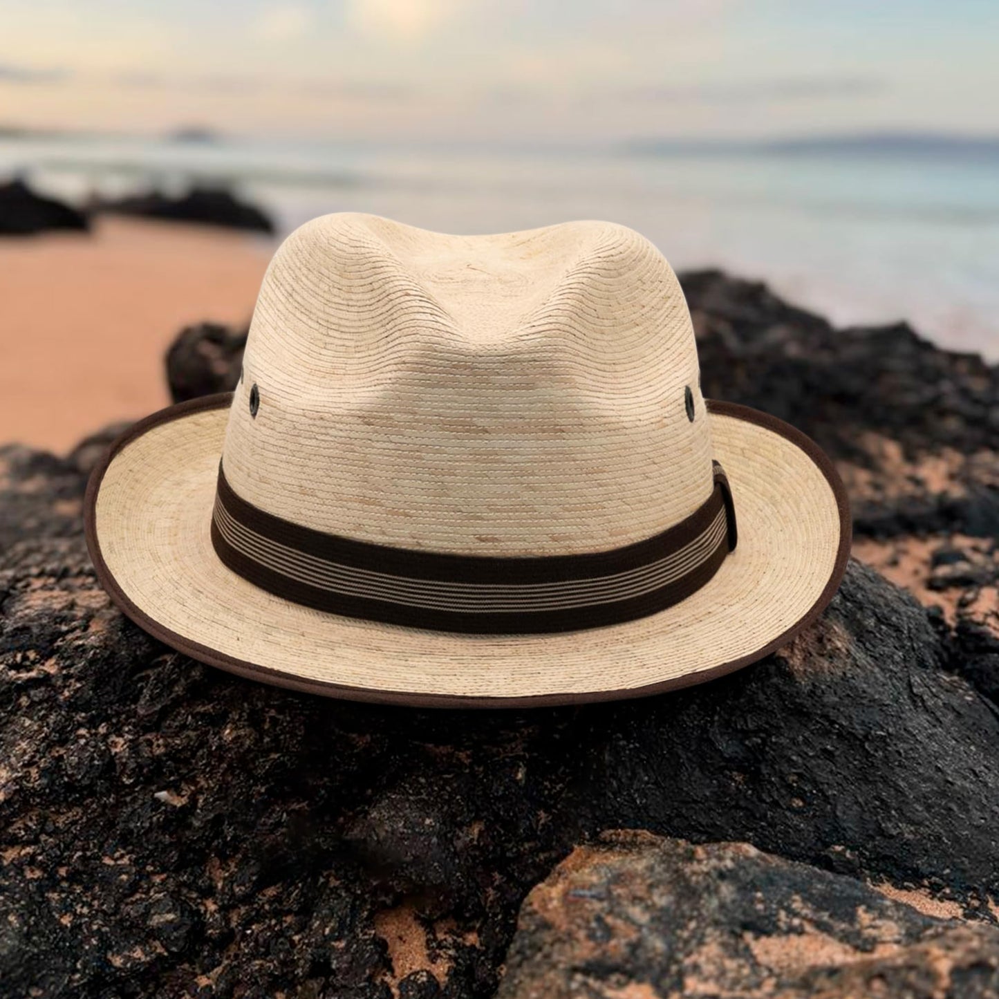 Sombrero estilo panamá de ala corta hecho de hojas de palma