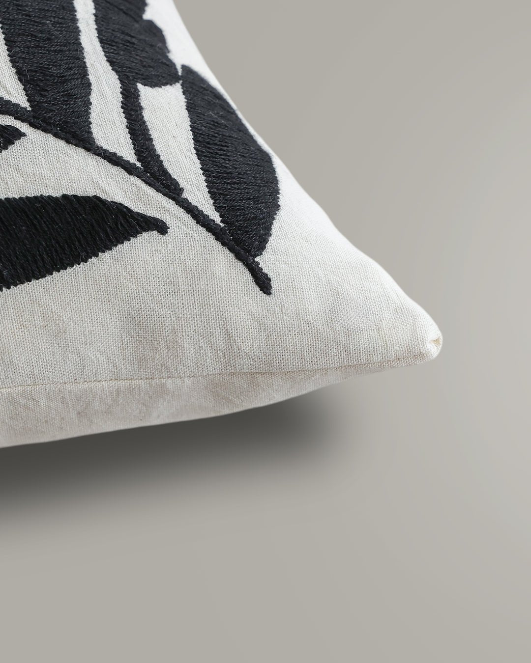 B’o / Azabache - Funda para Cojín Negro Otomi